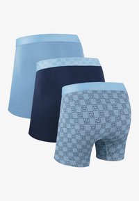 Trei perechi de boxeri pentru bărbați: una albastră deschisă, una bleumarin și una cu un model albastru deschis, având un grafic repetitiv. Material moale, talie elastică.