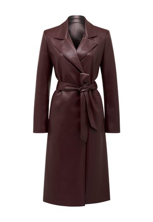 Burgundia nahast trents, millel on vööga talje, sallkrae, pikad varrukad ja sile pind. Omaduseks peidetud esikinnitus.