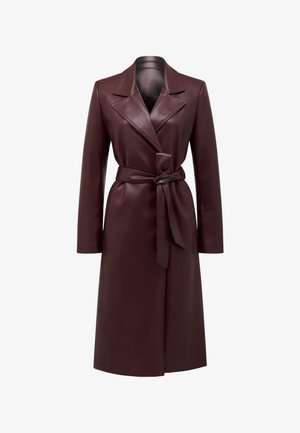 Bordowy skórzany trencz z paskiem w talii, kołnierzem szalowym, długimi rękawami i gładką fakturą. Posiada ukryte zapięcie z przodu.