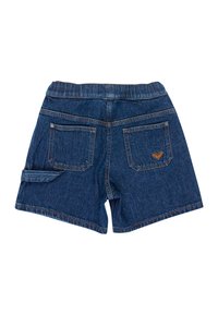 Džínové šortky v tmavomodrej farbe s širokým pásom, dvoma zadnými vreckami a bočnými klapkami na vrecká. Kontrastné šitie pozdĺž okrajov.