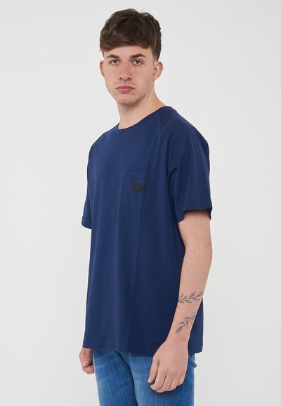 T-shirt blu navy con maniche corte, collo tondo e taschino sul petto con logo ricamato nero. Tessuto in cotone liscio.