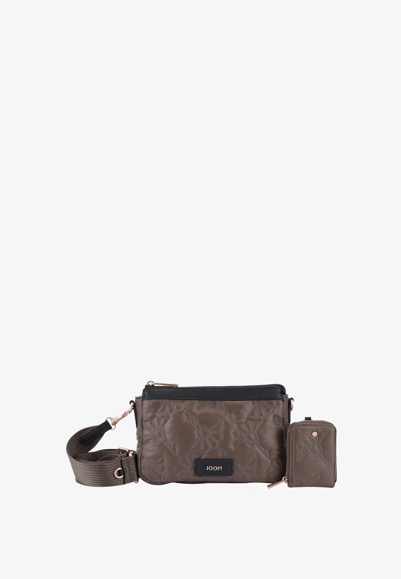 Rjav prešiten krožen nahrbtnik z ločljivo denarnico, črnimi detajli, rose gold kovinskimi elementi in teksturiranim cvetličnim vzorcem. Prilagodljiv trak.