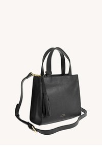Sac à main en cuir noir au design structuré, avec deux poignées supérieures, une bandoulière amovible et un détail de pampille décoratif. Accents en métal doré.