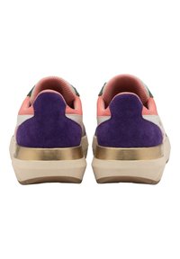 Multikleurige sneakers met een roze, paarse en groene bovenkant, een getextureerde tan zool en een gouden accent op de hiel. Met een achteraanzicht dat de stikseldetails toont.