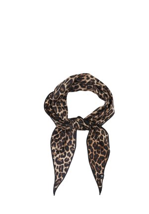 Pañuelo con estampado de leopardo anudado en un lazo suelto con extremos puntiagudos, con manchas marrones y negras sobre un fondo beige.