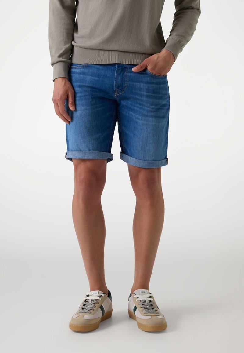 Guess Pantaloncini Boyfriend In Denim Indaco A Quadri – Vita Regolabile, Tasche E Toppa Vintage