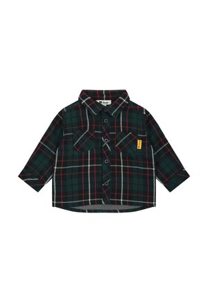 Chemise à carreaux verte, noire, rouge et blanche à manches longues, avec deux poches avant et une petite étiquette jaune sur la poche gauche.