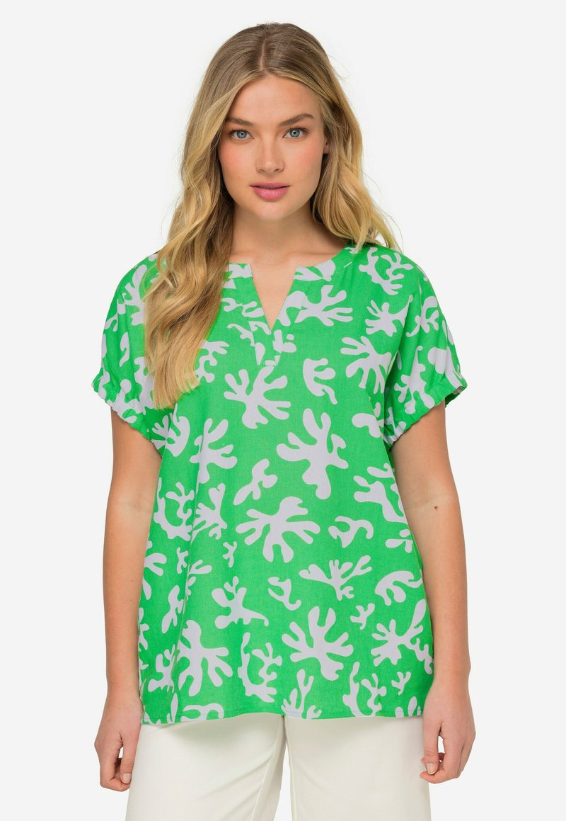 Top verde a maniche corte con scollo a V, caratterizzato da un motivo astratto bianco. Realizzato in tessuto leggero con una vestibilità comoda.