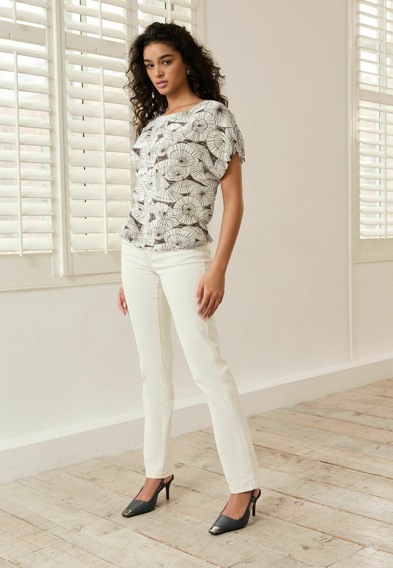 Next GATHERED SHORT SLEEVE TEXTURED BOXY REGULAR FIT - Nyomott mintás póló - ecru brown absract umbrella print