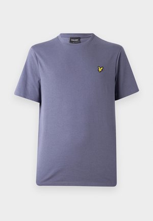 Ljubičasta pamučna majica s okruglim izrezom, kratkim rukavima i malim žutim izvezenim logotipom na prsima. Glatka tekstura.