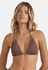 Top bikini a forma di reggiseno in tessuto marrone testurizzato con una forma triangolare. Presenta spalline sottili e dettagli arricciati alla base.