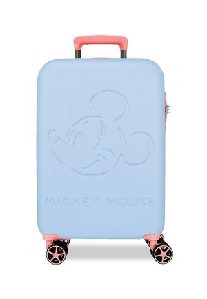 Maleta rígida color azul celeste con asa y ruedas rosas, presenta una cara en relieve de Mickey Mouse y el texto "MICKEY MOUSE" en el frente.