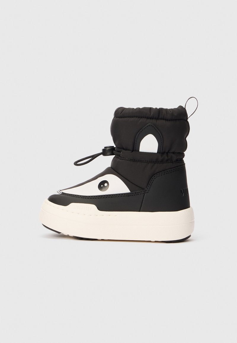 Vaikiškos juodos žiemos botai su balta pada, reguliuojamu raiščiu ir lokio veido dizainu šone, rodomi profilio požiūriu prieš baltą foną.