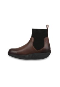 Bottines en cuir marron avec un panneau en tricot noir, des côtés élastiques et une semelle en caoutchouc texturé pour une meilleure adhérence. Comprend une languette à l'arrière.