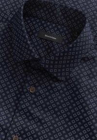 Dunkelblauses Hemd mit weißen gepunkteten Quadraten, Kentkragen und Matinique-Label im Kragen.