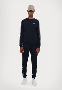 EA7 Emporio Armani PANTALONI - Träningsbyxor - blue