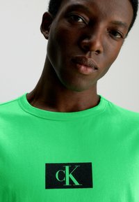 Calvin Klein Underwear CREW NECK GRAPHIC - Pyžamový top - island green