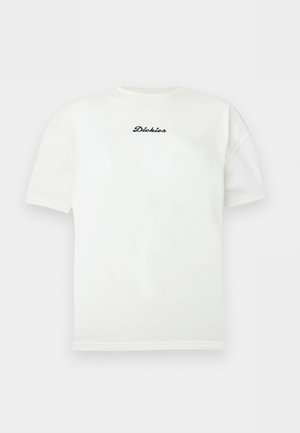 Hvit T-skjorte med korte ermer og svart "Dickies"-logo midt på brystet, vist mot en enkel lys bakgrunn.