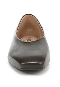Scarpa piatta in pelle marrone con punta quadrata arrotondata, texture liscia e design minimalista. Interno foderato con soletta imbottita.