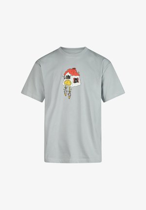 Hellgraues T-Shirt mit kurzen Ärmeln, das mit einem bunten Grafikdesign eines Hauses mit einer Uhr verziert ist, ergänzt durch Motive von Blumen und Blättern.