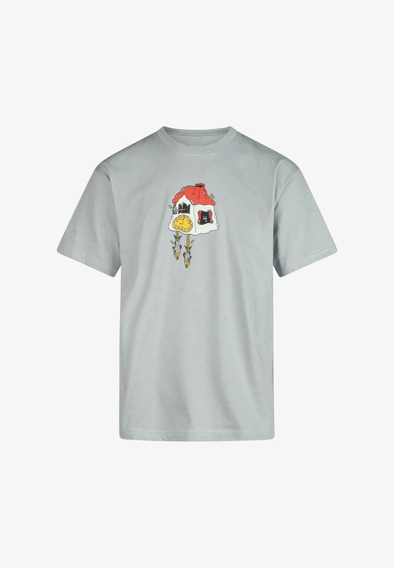 Hellgraues T-Shirt mit kurzen Ärmeln, das mit einem bunten Grafikdesign eines Hauses mit einer Uhr verziert ist, ergänzt durch Motive von Blumen und Blättern.