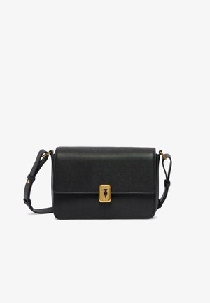 Bolso cruzado negro texturizado con cierre de solapa magnético, acentos de hardware dorado y correa ajustable. Acabado suave con un diseño elegante.