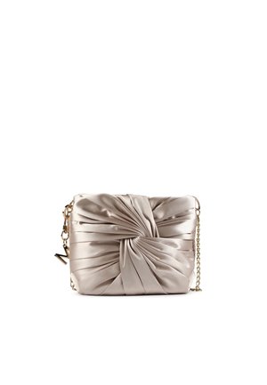 Mała kopertówka z satyny w jasnobeżowym kolorze, z zakręconym plisowanym wzorem i złotym łańcuszkiem na ramię.