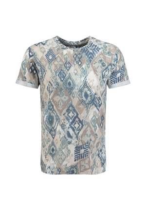 Korte mouwen T-shirt met ronde hals, bedrukt met een geometrisch patroon van gedempte blauwe, beige en witte diamantvormen.