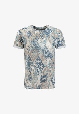 Korte mouwen T-shirt met ronde hals, bedrukt met een geometrisch patroon van gedempte blauwe, beige en witte diamantvormen.