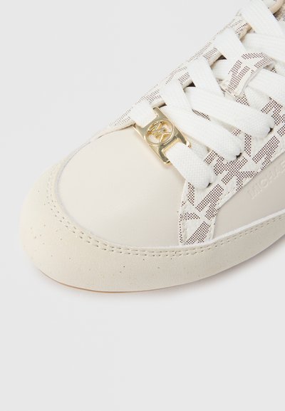 Λευκό αθλητικό παπούτσι με δερμάτινα και δίχτυ υλικά, στρογγυλή μύτη, υφασμάτινες λεπτομέρειες και χρυσή λεπτομέρεια λογότυπου στη πλευρά.