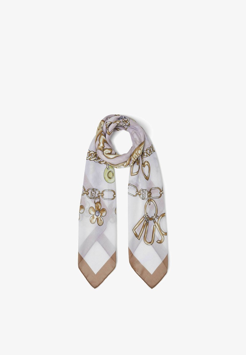 Kvadratni svileni šal s bež obrobo, okrašen z vzorci zlatih verig in obeski, vključno s srčki, cvetovi in geometrijskimi oblikami na belem ozadju.