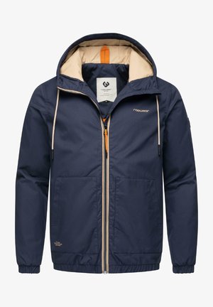 Tamsiai mėlynas švarkas su smėlio spalvos pamušalu kapuce ir užtrauktuku priekyje, turi dvi priekinės kišenes ir oranžinius užtrauktuko akcentus. Sukurtas atsipalaidavusiam siluetui.