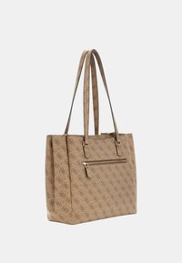 Borsa a tracolla beige con motivo a monogramma, doppi manici superiori e tasca frontale con zip. Realizzata in materiale testurizzato, con dettagli in metallo dorato.