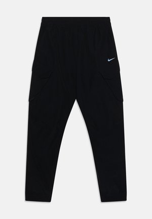 Mustat cargo-housut, joissa on joustava vyötärö, kaksi suurta sivutaskua ja pieni sininen Nike-logo vasemmassa yläkulmassa. Kevyt kangas.