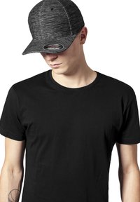 Sort fitted cap med et tekstureret grå kulm�ønster, buet skygge og et logo foran. Båret med en simpel sort T-shirt.