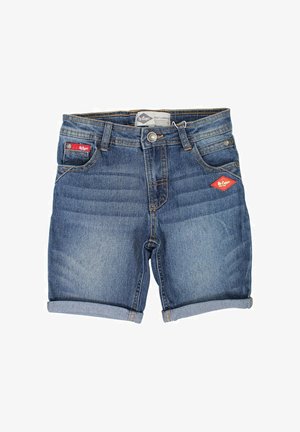 Short en jean avec un lavage bleu clair, revers retroussés, design à cinq poches et une écusson logo rouge sur la poche avant. Fermeture à bouton.