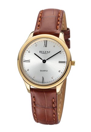 Montre en quartz dorée avec un cadran argenté, des chiffres romains et des accents en diamant. Bracelet en cuir brun avec motif crocodile, accompagné de détails de couture.