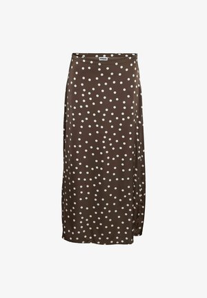 Brūna maksi svārku, kas izgatavota no gludas auduma, ar baltu punktiņu rakstu, sānu šķēlumu un brīvu siluetu.