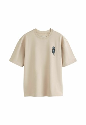 Beige T-shirt med korte ærmer, rund hals og lille mørkeblå lodret tekst på japanske tegn på venstre bryst.
