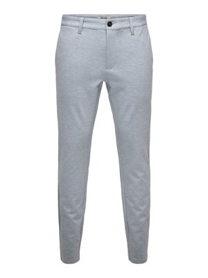 Pantalones de hombre ajustados de color gris claro con trabillas para cinturón, cierre frontal con botón y cremallera, confeccionados con tejido texturizado.