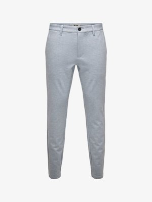 Pantalones de hombre ajustados de color gris claro con trabillas para cinturón, cierre frontal con botón y cremallera, confeccionados con tejido texturizado.