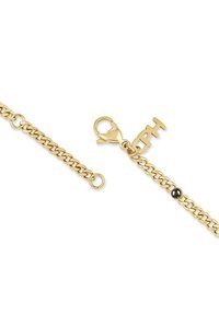 Bracciale a catena d'oro con chiusura a moschettone, accento in pietra nera e maglie dalla texture liscia. Dettaglio con targhetta incisa "CPH".