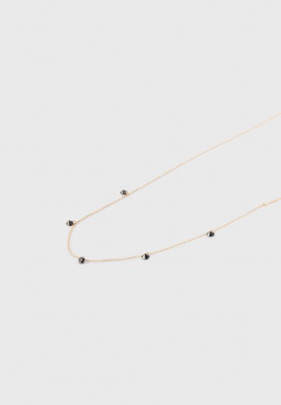 Arany lánc nyaklánc öt fekete kúp alakú díszítéssel, finom, vékony lánccal és csillogó fémes felülettel.