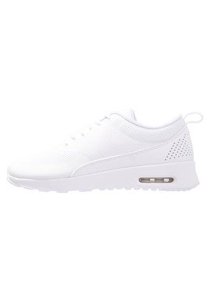 Baskets Nike Air Max blanches avec tige en mesh, coussin d’air visible dans la semelle, fermeture à lacets et languette au talon, vue de côté.