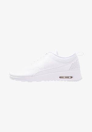 Baskets Nike Air Max blanches avec tige en mesh, coussin d’air visible dans la semelle, fermeture à lacets et languette au talon, vue de côté.