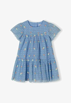 Robe pour tout-petit bleue avec des pois blancs et de petits motifs floraux colorés, manches courtes bouffantes et ourlet à volants.