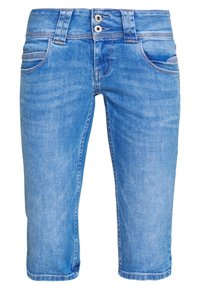 Shorts de mezclilla azul claro con cintura de tiro medio, dos bolsillos delanteros y cierre de cremallera con botones de metal.