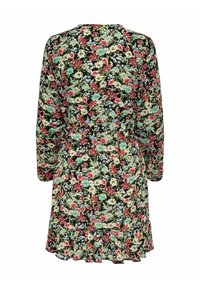 Vestido floral en negro, con flores rojas, azules y verdes. Mangas largas, escote redondo, con un detalle de volantes en el dobladillo.
