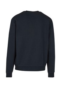 Sweatshirt noir avec un col rond, des manches longues et des poignets et un ourlet côtelés. Texture lisse ; sans motifs ni accents visibles.