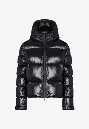 Giubbotto puffer nero con un design lucido e trapuntato. Presenta un colletto alto, chiusura con zip e tasche laterali con zip. Lunghezza corta.